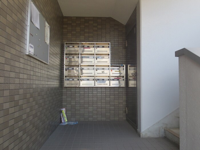 物件外観写真4　(エントランス部分)