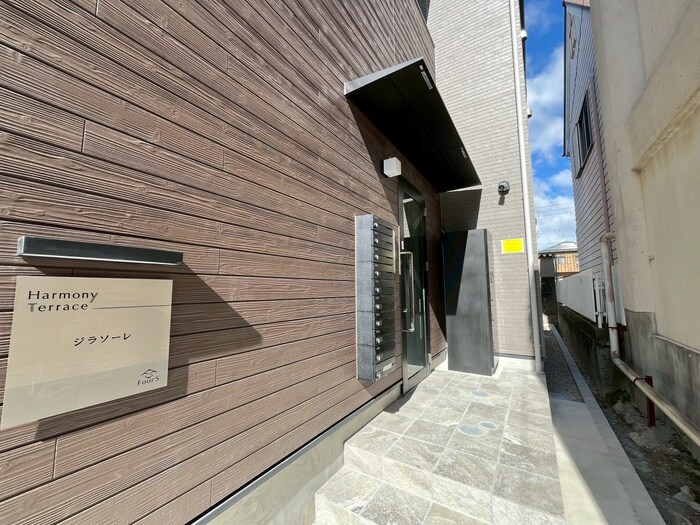 物件外観写真4　(エントランス部分)