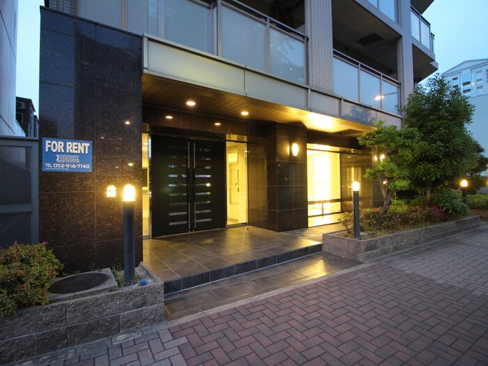 物件外観写真2　(エントランス部分)