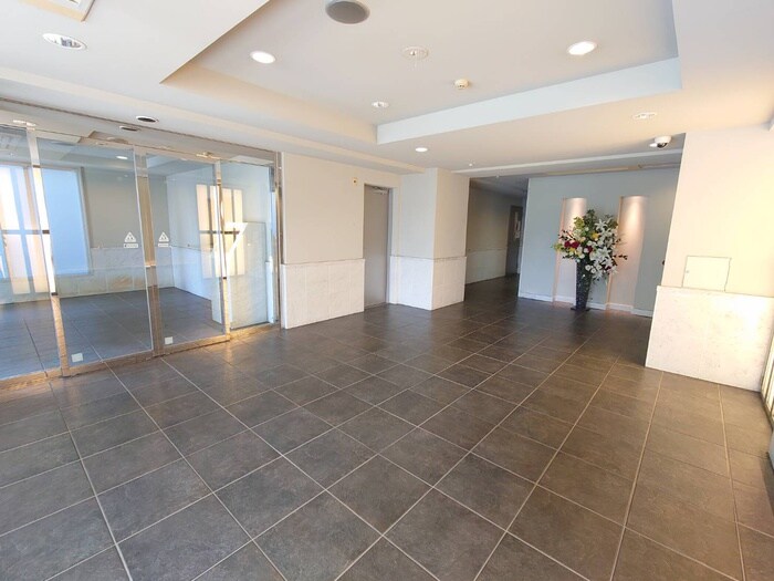 物件外観写真6　(エントランス部分)