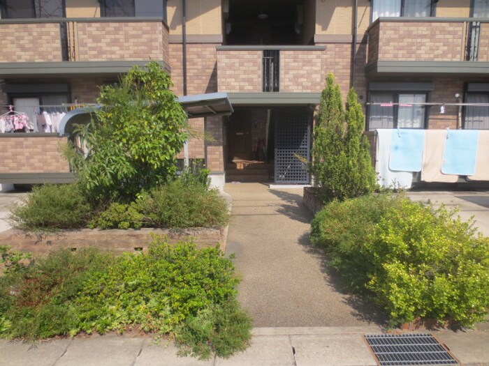 物件外観写真3　(エントランス部分)