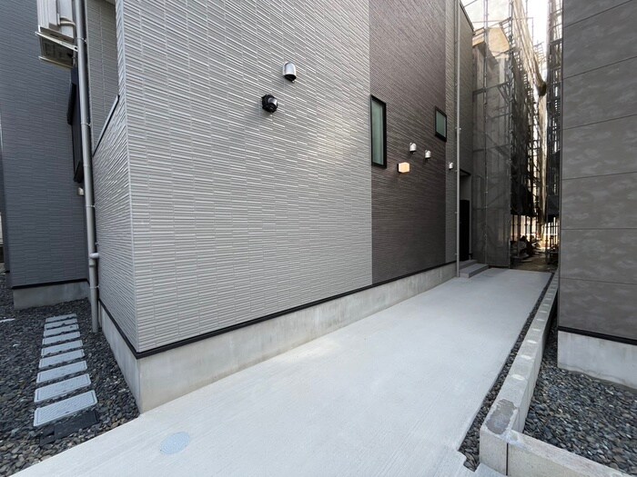 物件外観写真5　(エントランス部分)