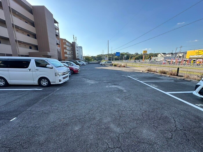 物件外観写真2　(駐車場)