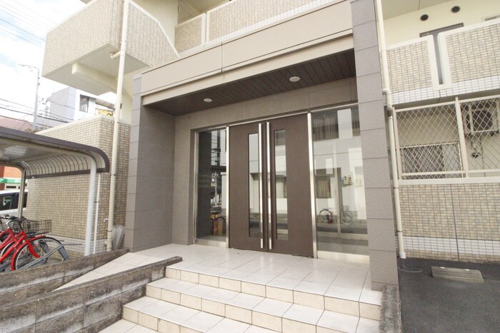 物件外観写真3　(エントランス部分)