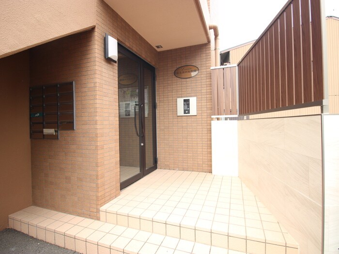 物件外観写真4　(エントランス部分)