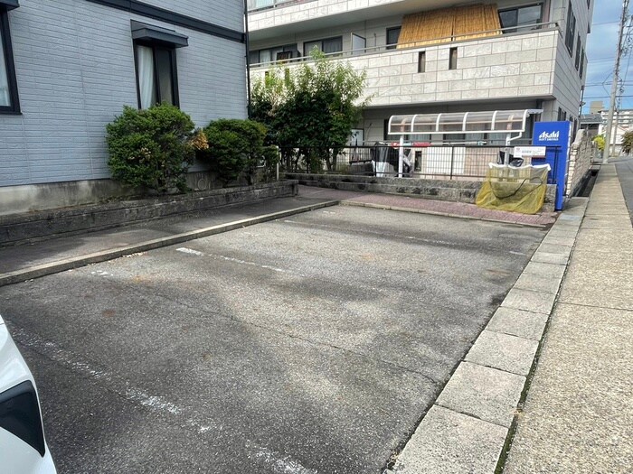 物件外観写真3　(駐車場)