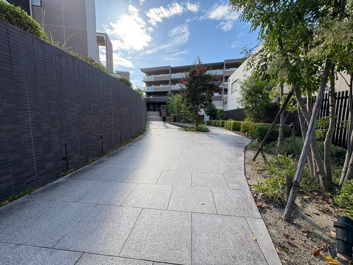 物件外観写真4　(エントランス部分)