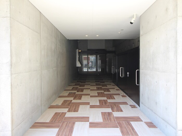 物件外観写真2　(エントランス部分)