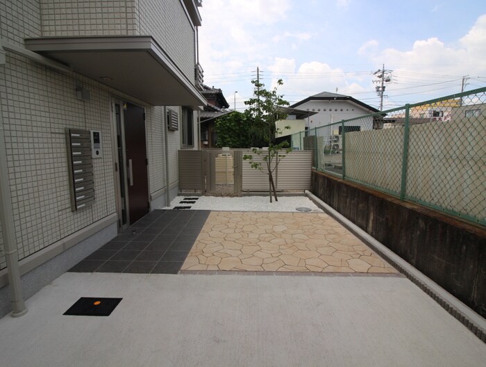 物件外観写真2　(エントランス部分)