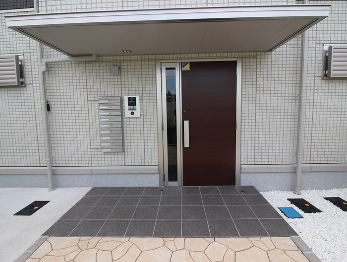 物件外観写真4　(エントランス部分)