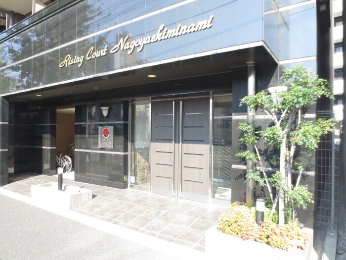 物件外観写真2　(エントランス部分)