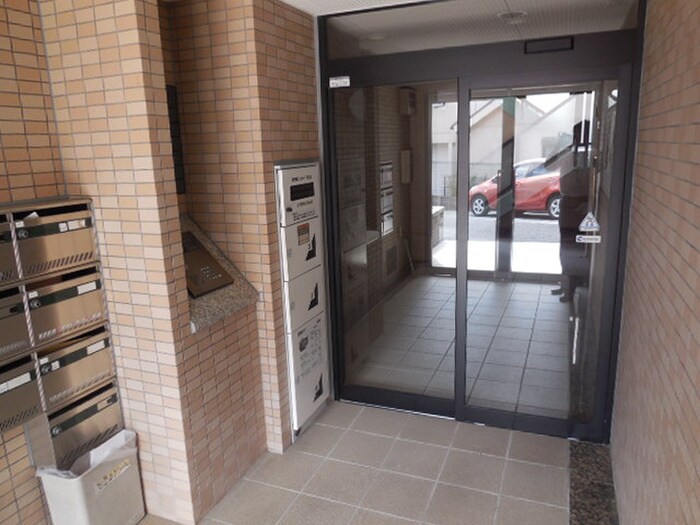 物件外観写真3　(エントランス部分)