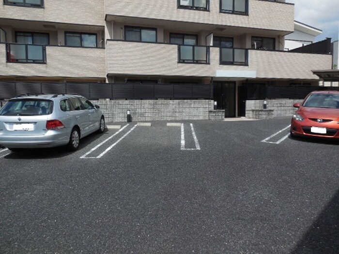 物件外観写真5　(駐車場)