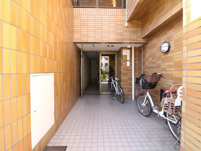 物件外観写真3　(エントランス部分)