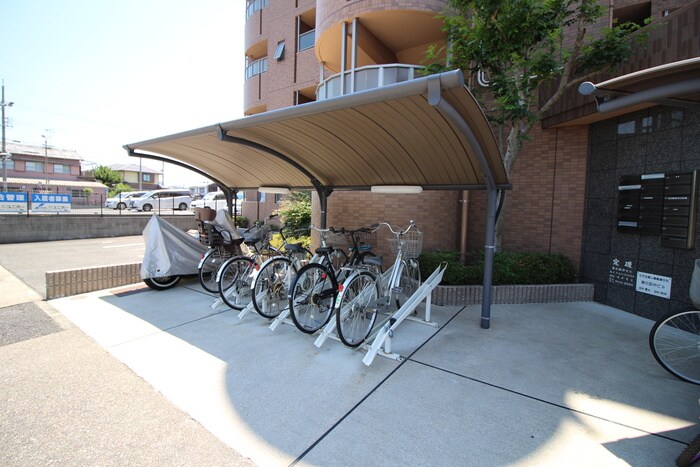 物件外観写真4　(駐輪場)