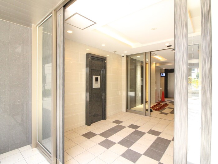 物件外観写真4　(エントランス部分)