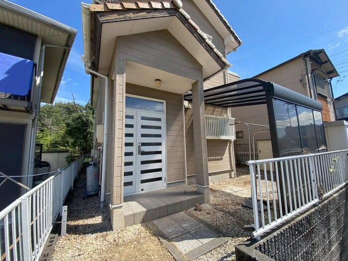 物件外観写真2　(エントランス部分)