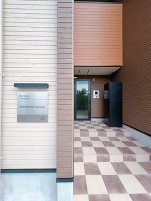 物件外観写真2　(エントランス部分)