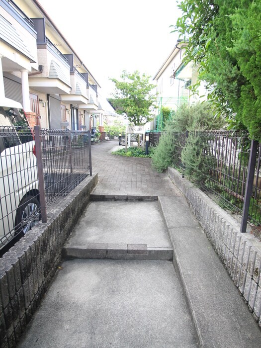 物件外観写真6　(エントランス部分)