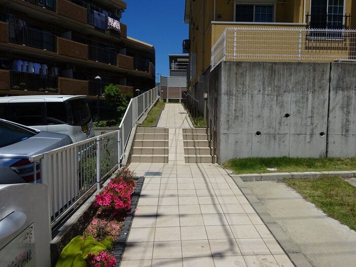 物件外観写真2　(エントランス部分)