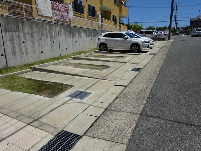 物件外観写真4　(駐車場)