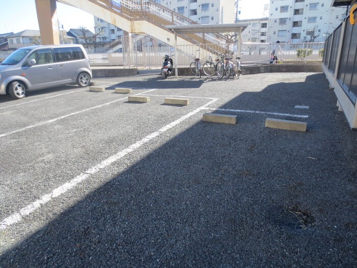 物件外観写真5　(駐車場)