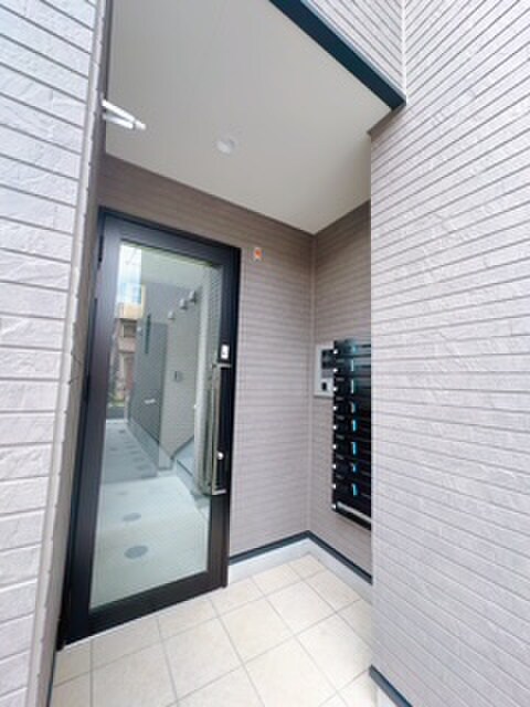 物件外観写真2　(エントランス部分)