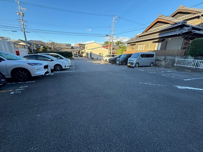 物件外観写真3　(駐車場)
