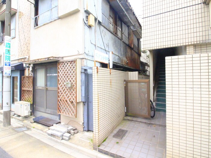 物件外観写真3　(エントランス部分)