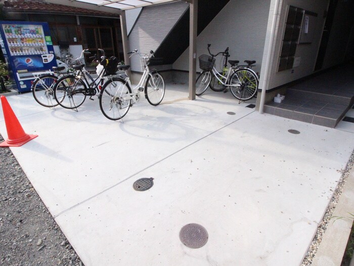 物件外観写真3　(駐輪場)