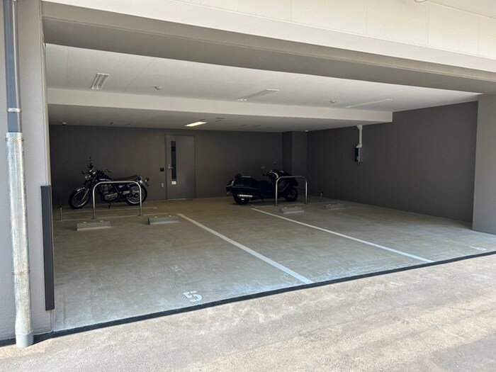 物件外観写真5　(駐車場)