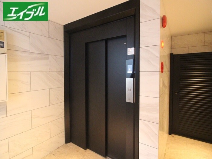 物件外観写真4　(エントランス部分)