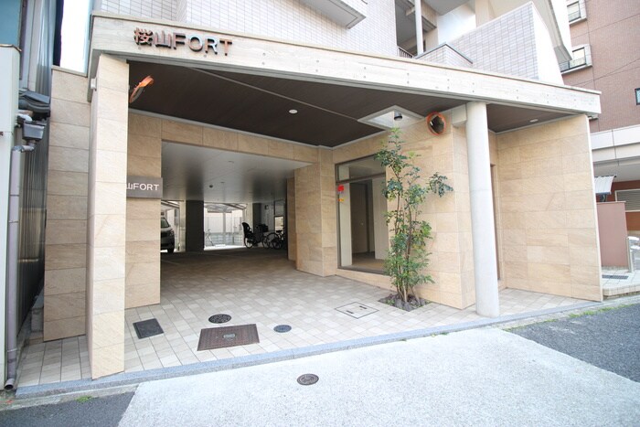 物件外観写真3　(エントランス部分)