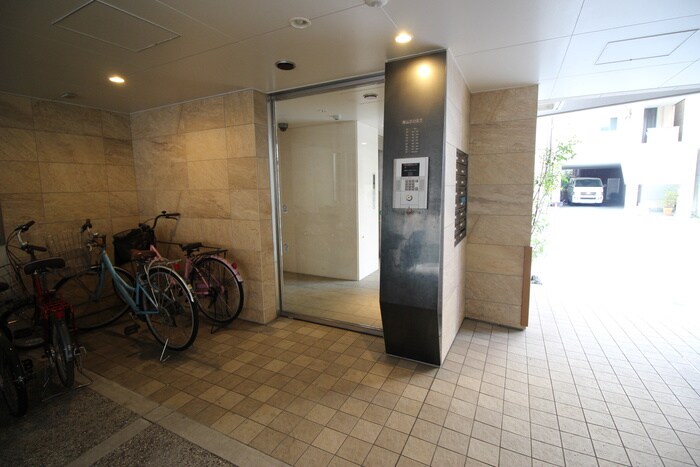 物件外観写真4　(エントランス部分)