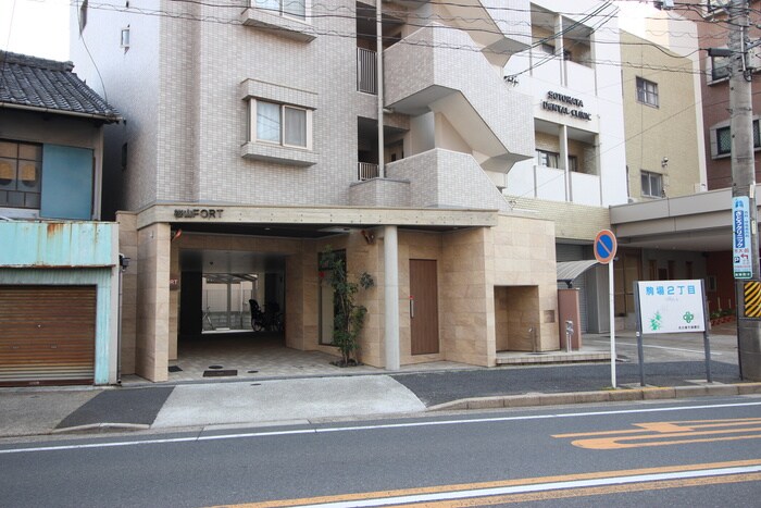 物件外観写真6　(エントランス部分)