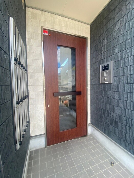 物件外観写真2　(エントランス部分)