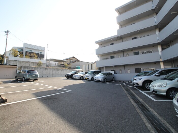 物件外観写真5　(駐車場)