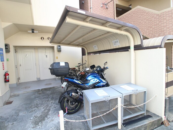物件外観写真3　(駐輪場)
