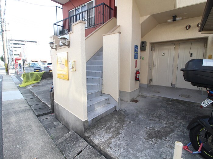 物件外観写真5　(エントランス部分)