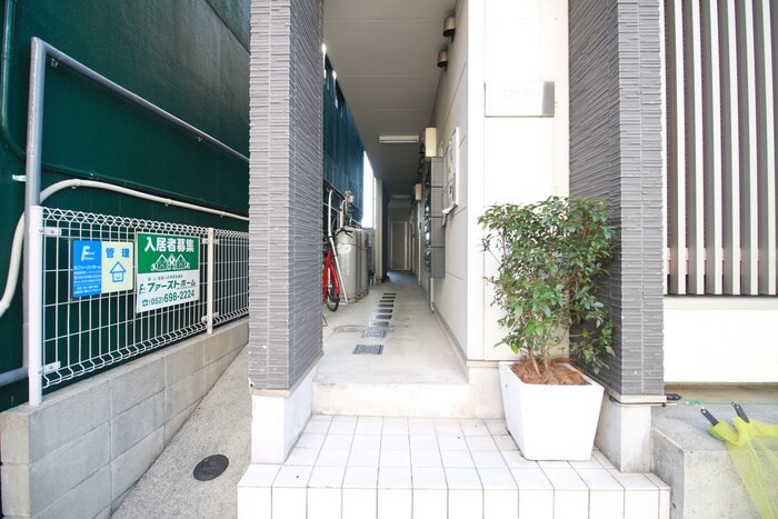 物件外観写真2　(エントランス部分)