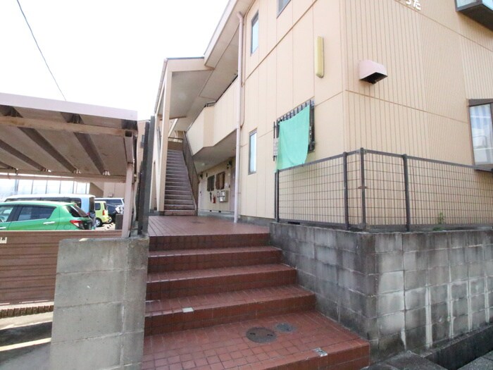 物件外観写真2　(エントランス部分)