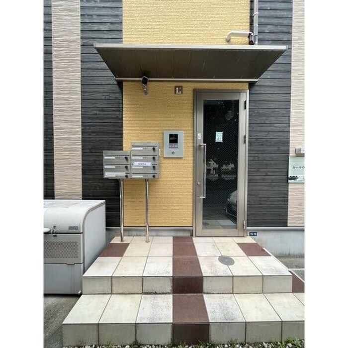 物件外観写真4　(エントランス部分)