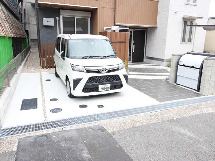 物件外観写真6　(駐車場)