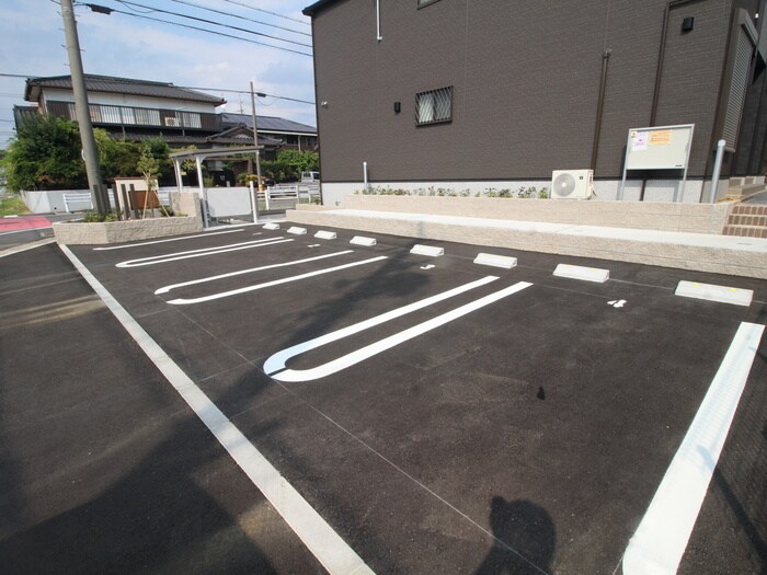 物件外観写真4　(駐車場)