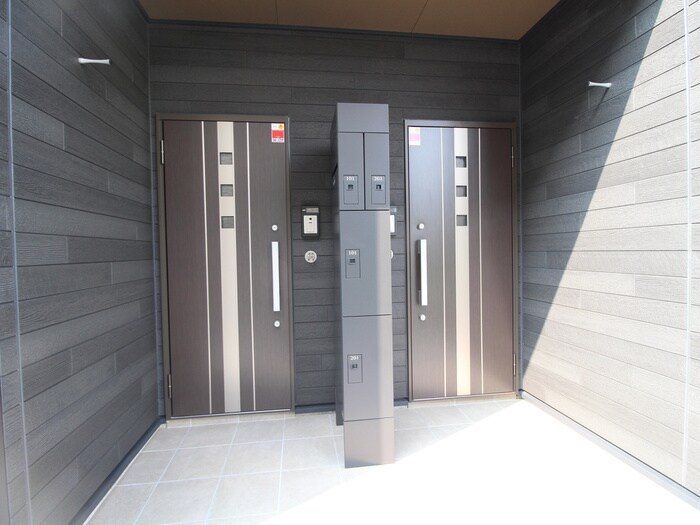 物件外観写真6　(エントランス部分)