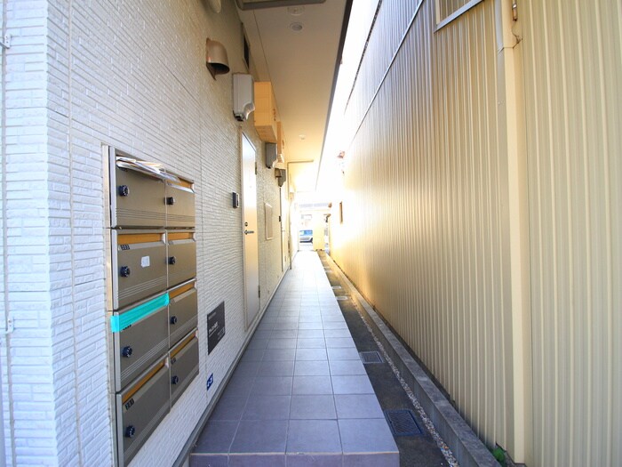 物件外観写真3　(エントランス部分)