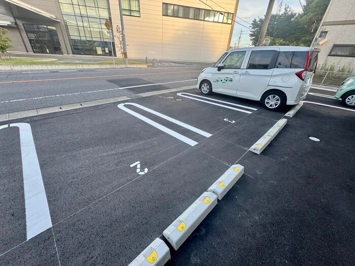 物件外観写真3　(駐車場)