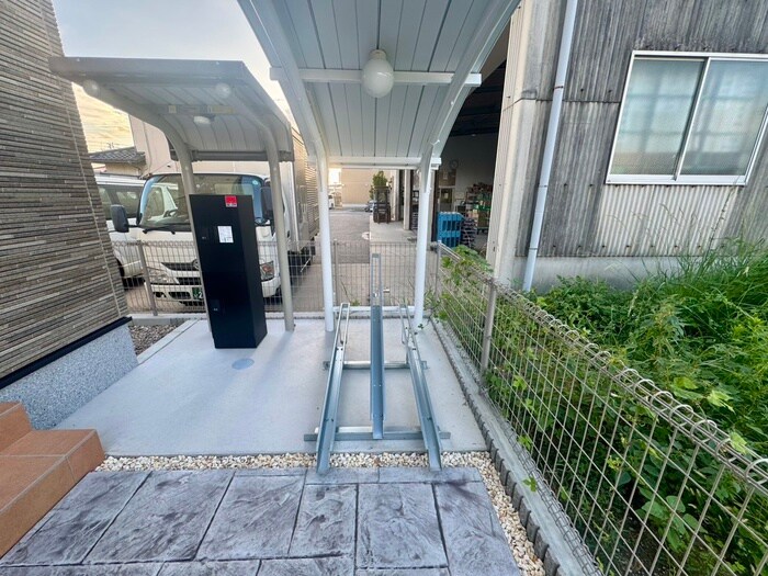 物件外観写真4　(駐輪場)