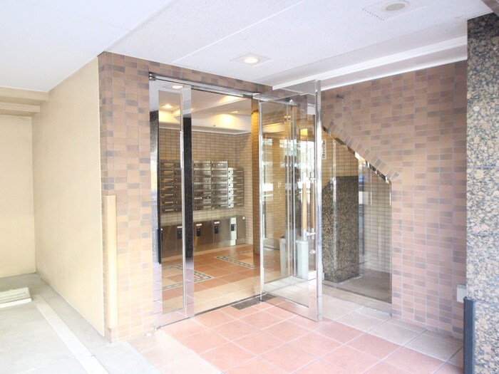 物件外観写真2　(エントランス部分)