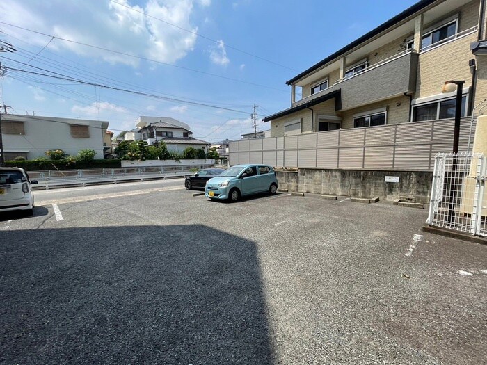 物件外観写真2　(駐車場)